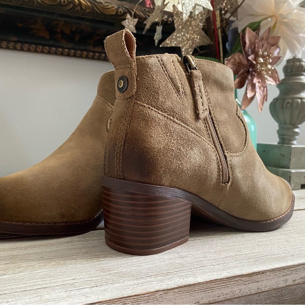 Clarks Morzine Sky Pointed Toe Bootie ✨ Dark Sand Suede Size 8 | distressed